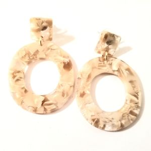 BEIGE SHELL RESIN GIFT HOOP DANGLE EARRINGS